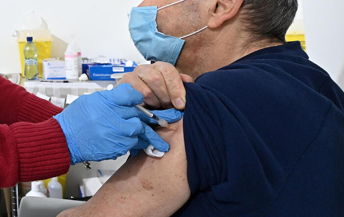 Oms, aggiornare i vaccini Covid alle nuove varianti