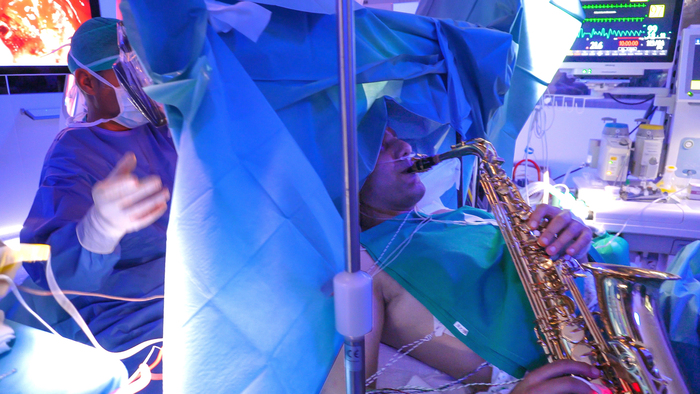 Musicista con tumore cervello operato mentre suona sassofono