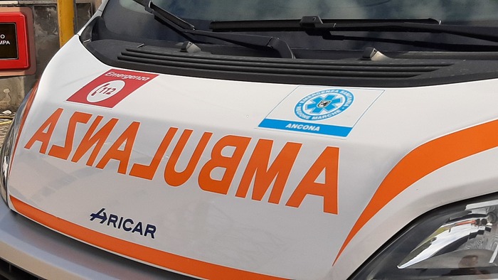 Auto finisce nel greto del fiume, tre giovani ferite