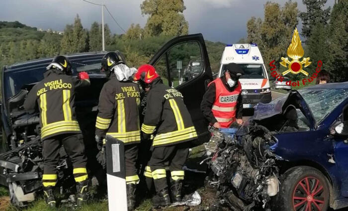 In dieci in ospedale per incidente tra quattro auto