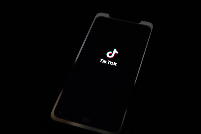 Calamina come primer, trend su TikTok ma medici scettici