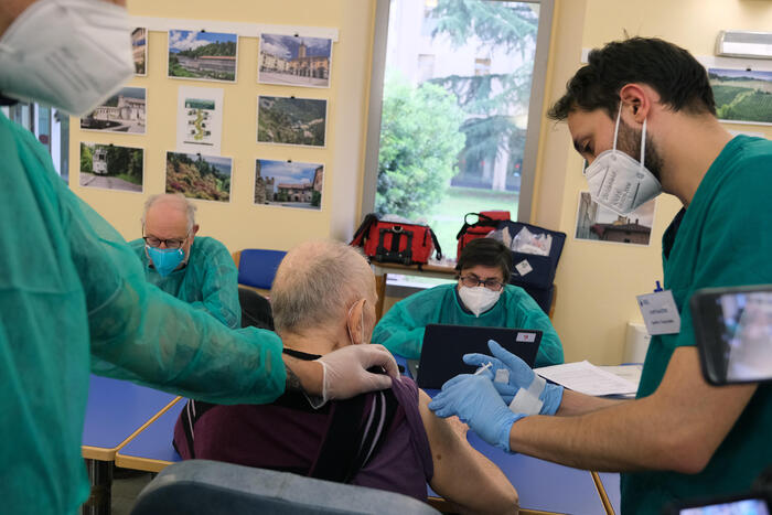 Covid: 48 morti, 17.668 casi. Tasso di positività all'11,6% 